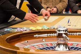 Fortune Mouse slot game interface showing five reels, spin button, and stake selection on m88 alternatif